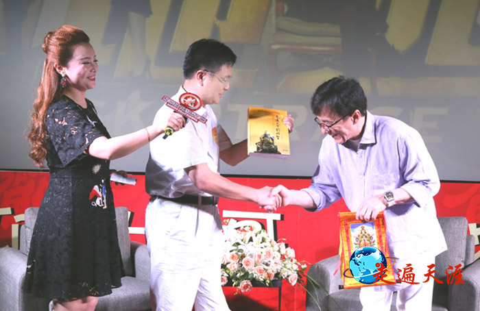 5 在东湖之滨,文化学者朱正明向著名影星成龙赠送关公文化专著.jpg