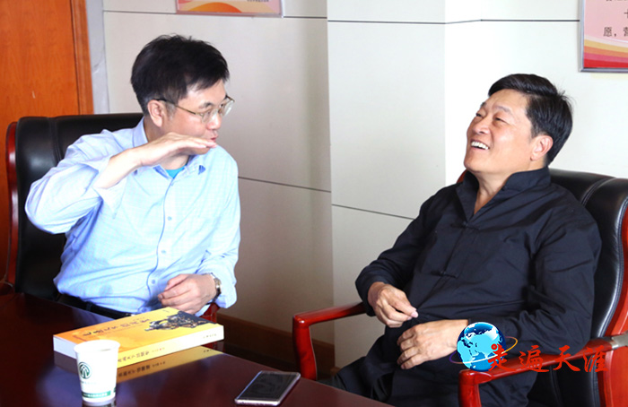 7 在东湖之滨,著名作家、湖北省文联主席熊召政与摄影家朱正明畅谈世界关帝文化.JPG