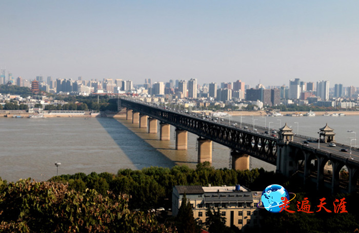 3 在汉阳龟山之巅俯瞰长江大桥，对岸就是欣欣向荣的武昌城.JPG