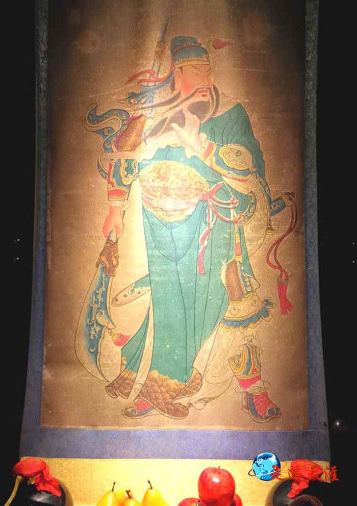 3 知音号游船,每天从汉口江滩启航,演绎着民国时期的汉口故事。顶层第一间房,供奉着关公.jpg