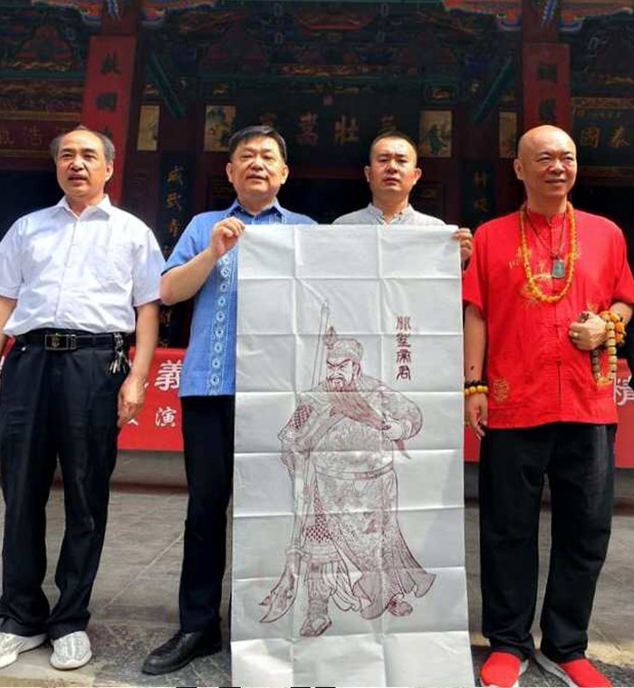 河南许昌市樱花圣帝关公文化园董事长许明泉(右二)向馬小平主席(右三)贈送關公畫像.jpg