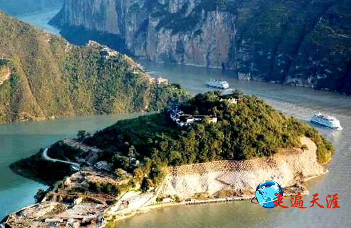 2 三峡库区水位升高,白帝城已成为瞿塘峡口的孤岛.jpg