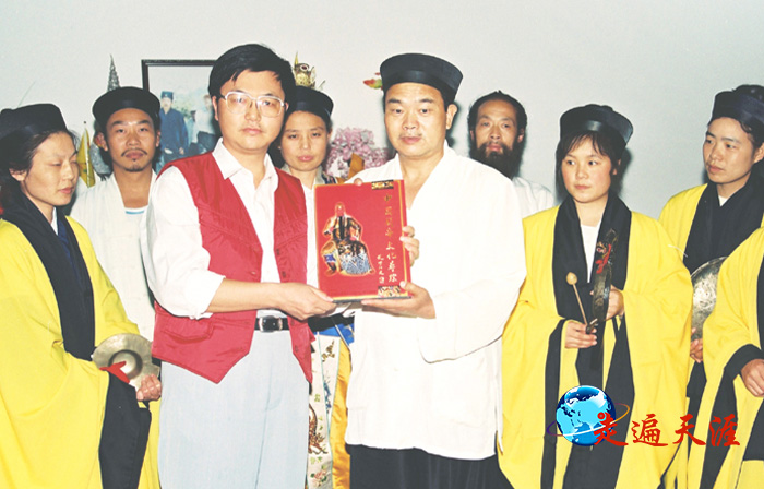 6 摄影家朱正明1998年在武当山向王光德会长赠送《中国关帝文化寻踪》专著。右三为现任中国道教协会会长李光富,左二为武当功夫传人钟云龙道长.jpg