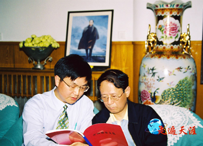 5 在北长街胡德平先生家中,朱正明请胡德平先生修定《中国关帝文化》专著前言.jpg