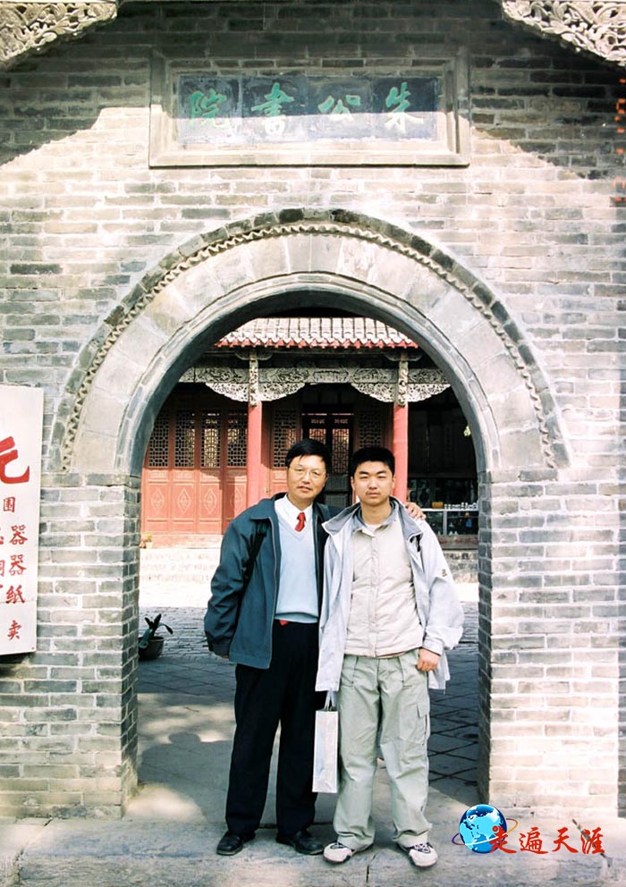 6 朱家父子俩在亳州花戏楼一侧的朱公书院.JPG