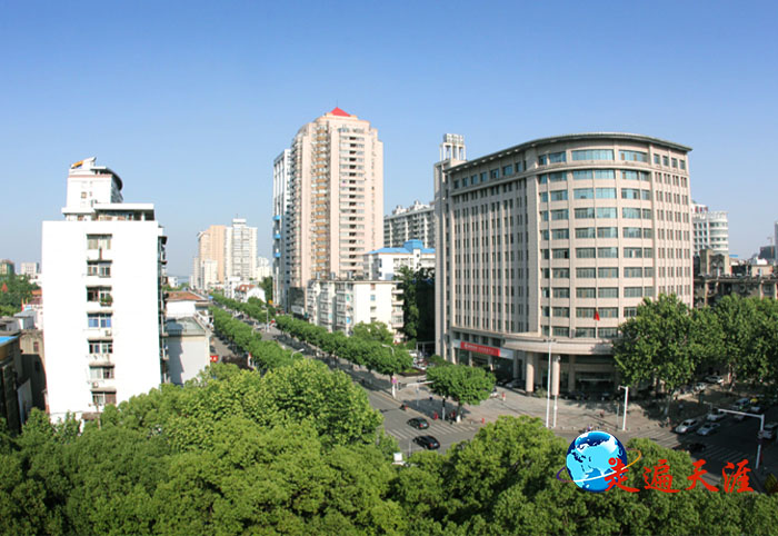 2 湖北省委统战部办公楼(右)和我家所在的大楼(中),只有百步之遥.JPG