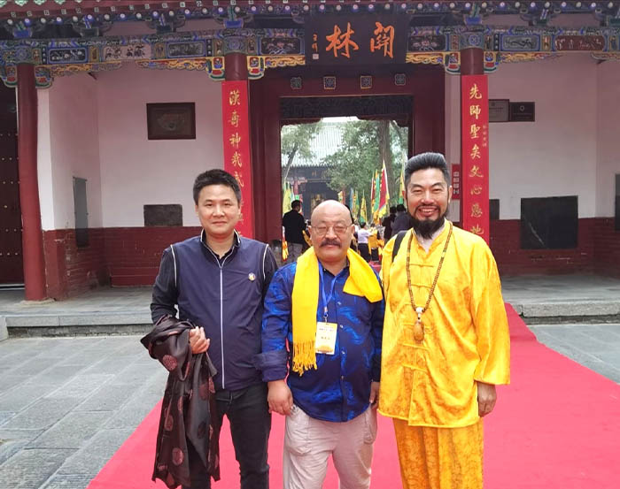 5左起 湖南長沙關公會執行會長王協輝,洛阳武圣文化传播有限公司董事长、湖南长沙关公会顾问彭允好,内蒙古关公家居有限公司董事長黃天龍在洛陽關林.jpg