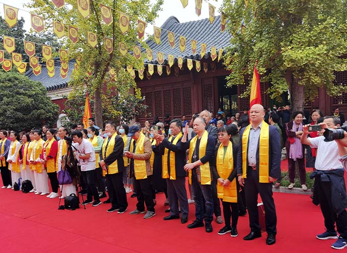 7菲律賓中菲關帝慈善基金會會長許謀景(右一)、福建晋星汽车董事長许祖彬(右三)等 嘉賓,在朝拜現場.jpg