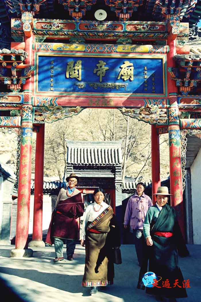 3 甘南拉卜愣关帝庙牌坊,用藏汉两种文字镌刻.JPG