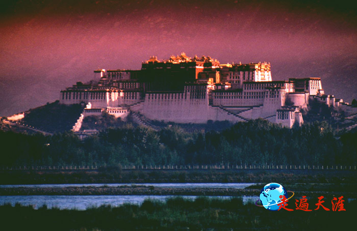 2 清晨,第一抹阳光亲吻布达拉宫,天地一片扎西德勒.JPG