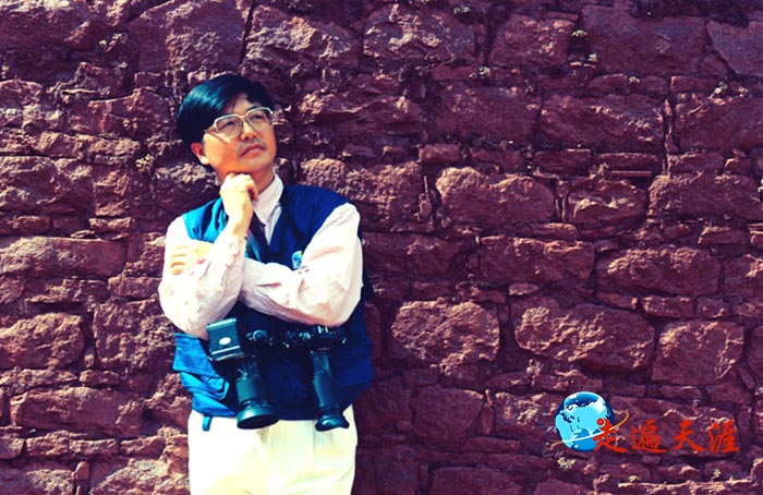 4 伫立西藏布达拉宫红墙,朱正明遥望圣城高远纯净的天空.jpg