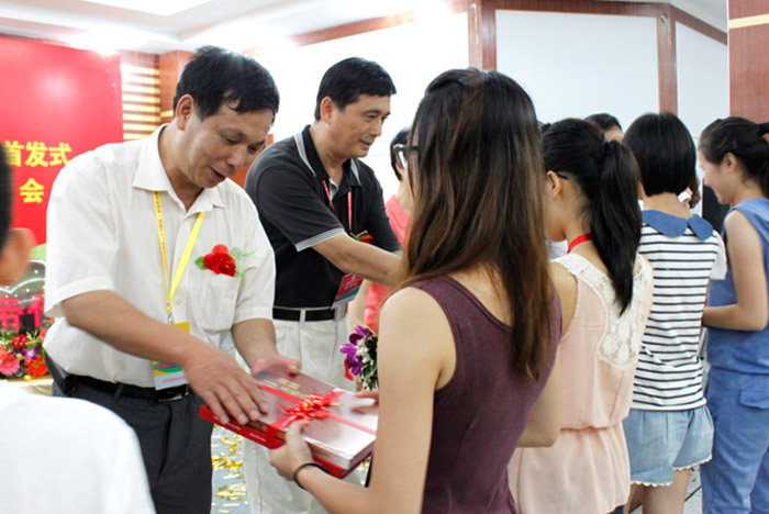 02 刘小龙在第二十一届海峡两岸(福建东山)关帝文化旅游节《海峡关帝百像》、《海峡关帝传奇》首发式上向两岸青年赠书.JPG