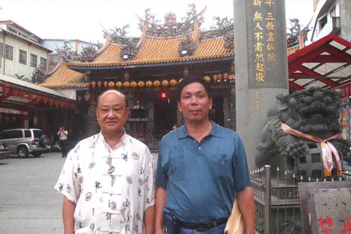 04 2009年6月寻访台湾宜兰礁溪协天庙,与协天庙主委吴朝煌先生合影.JPG