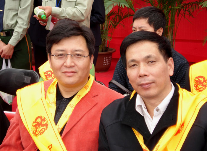 05 2006年与山西运城关帝庙文管所所长卫龙先生在一起.JPG