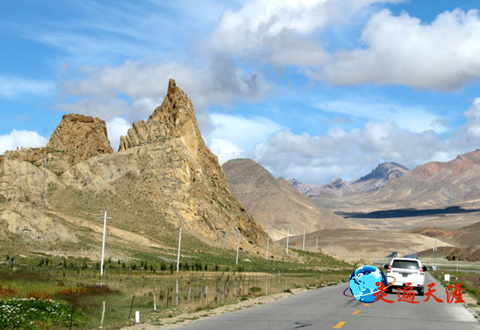 8 在西藏定日县珠峰之下的318国道两侧,228年前清军击退廓尔喀军的碉楼古堡,如今仍依稀可见(朱正明摄于2018年).JPG