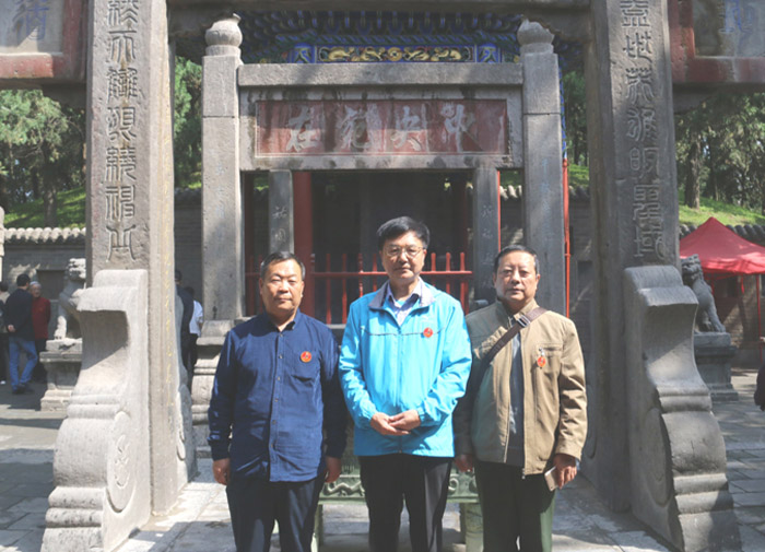 2 田福生(右)朱正明(中)、关新刚(左)在河南洛阳关林.JPG