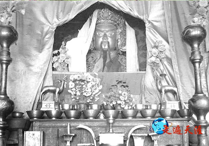 2 上世纪二十年代,拉萨关帝庙供奉的关公像.jpeg