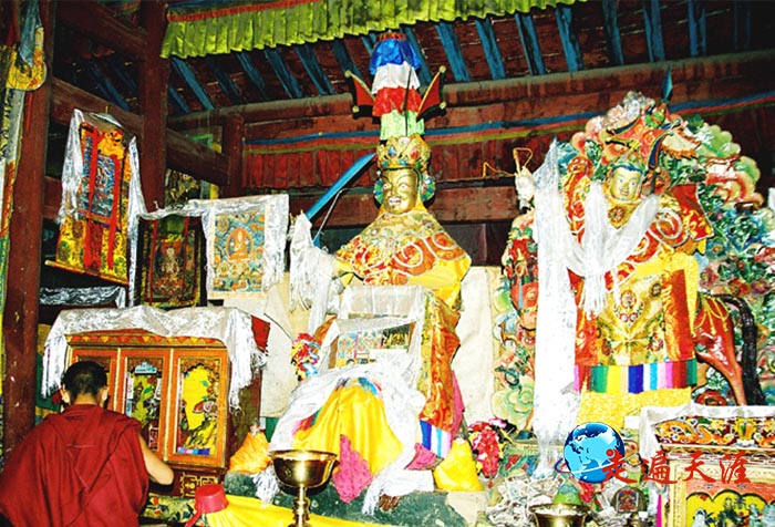 3 1995年的拉萨关帝大殿,供奉格萨尔王,关帝像在文革中已经不存.JPG