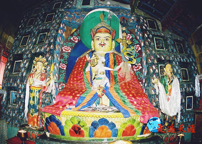 5 拉萨关帝庙大殿左墙群雕古如西瓦(喜神)(摄于1995年).JPG