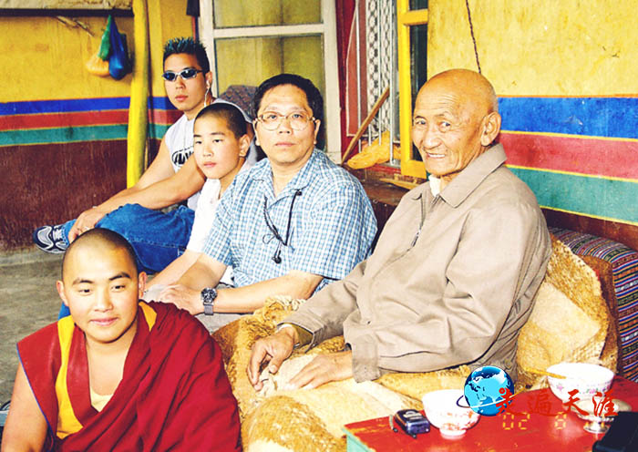 1 雷震寰先生和两位公子在西藏拉萨关帝庙，右为关帝庙益西强巴主持，左为尼玛喇嘛.JPG