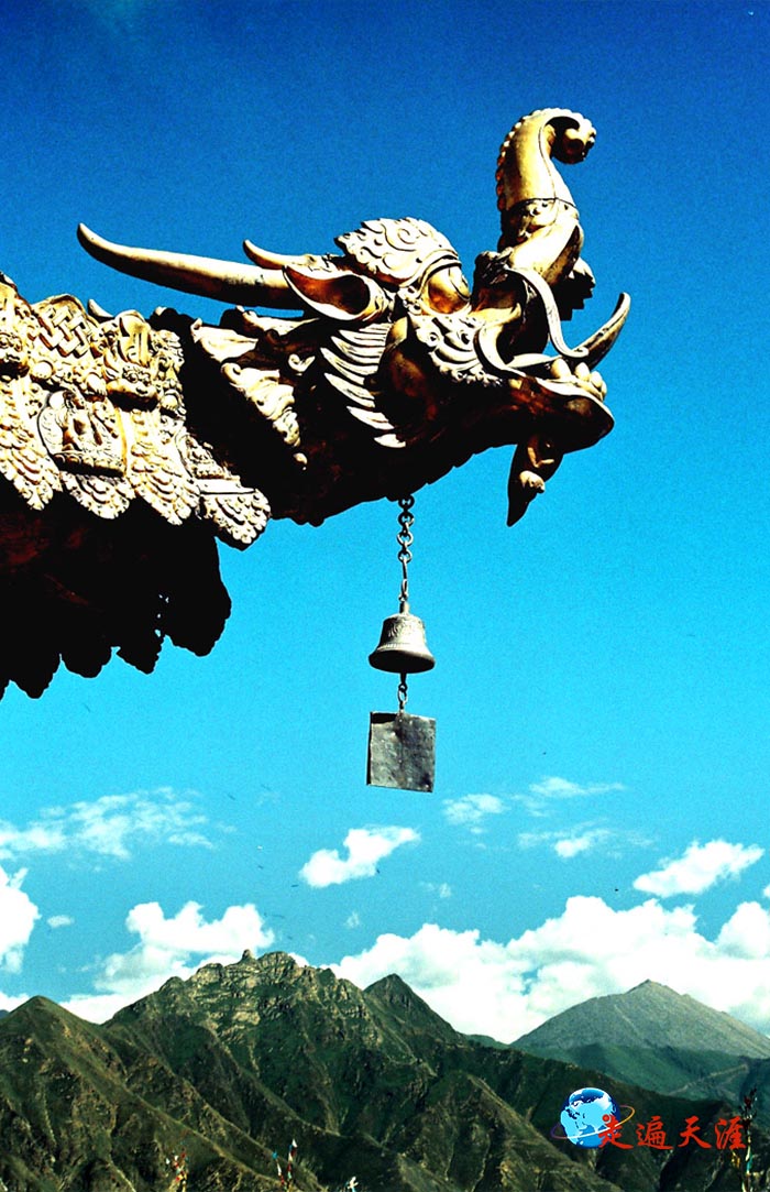 1 大昭寺飞檐龙首凌空,闪烁着吉祥的光芒.jpg