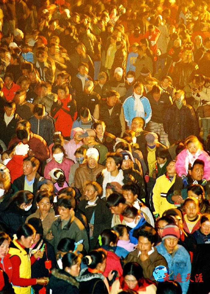 3 入夜,环绕大昭寺转经煨桑的各族民众.JPG