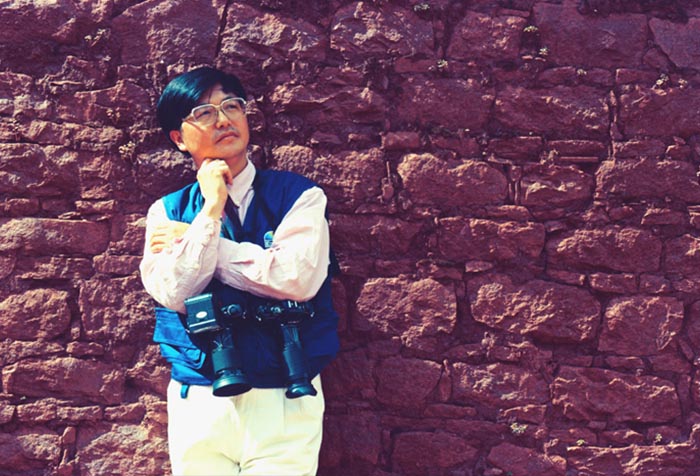 01 伫立西藏布达拉宫红墙,朱正明遥望圣城纯净湛蓝的天空(周大春摄影).jpg