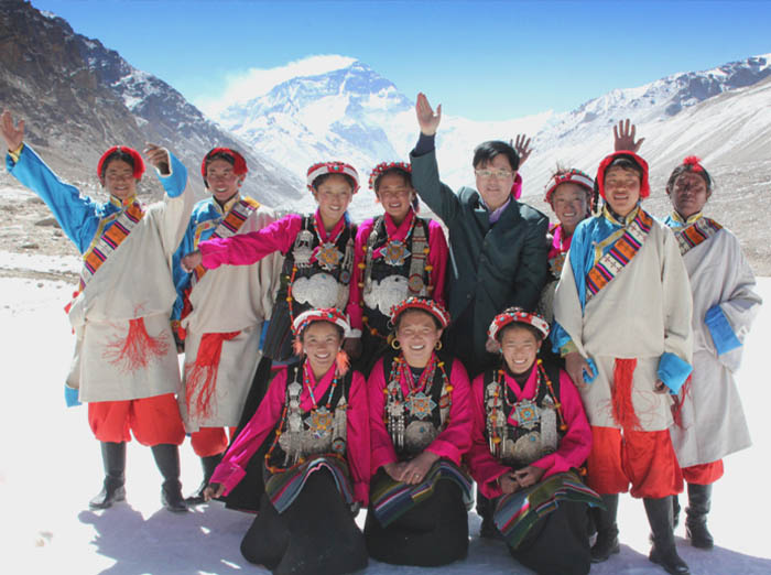 02 朱正明与藏族朋友在珠穆朗玛冰川(卓玛摄影).JPG