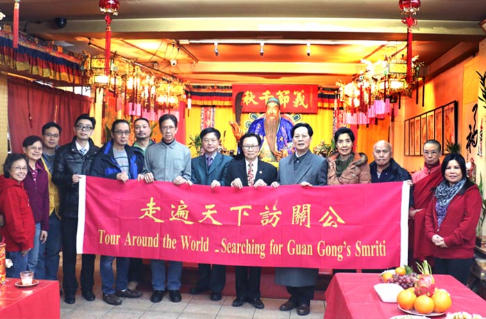 04 朱正明率中国关公文化交流团年在纽约关帝庙展示“走遍天下访关公”横幅,中为纽约关帝庙总顾问梅贤添,右五为全国政协委员汪国新、右八为纽约关帝庙总干事陈宏泽.JPG