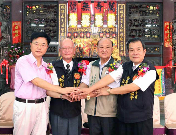 05 台湾中华关圣帝君弘道协会三任总会长吴朝煌(右二)、郭有智(右一)、陈展松(右三)与大陆文化学者朱正明紧紧握手.JPG