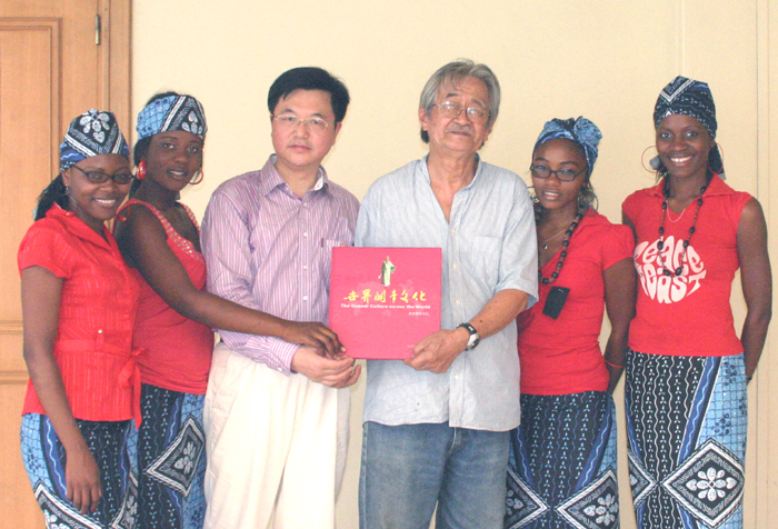 06 朱正明在莫桑比克向中华协会副主席任华南(右三)赠送《世界关帝文化》画册(贺建平摄影).jpg