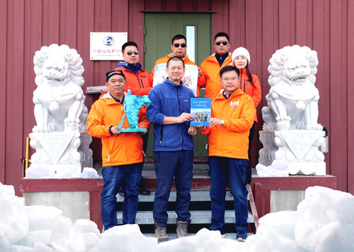 09 在北极黄河站,中国关公文化参访团向黄河站站长何昉(中)赠送关公像和摄影作品(玛尼雅摄影).jpg