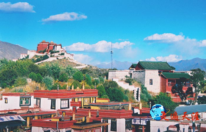 1 拉萨关帝庙,矗立在布达拉宫对面的巴玛热山头.jpg