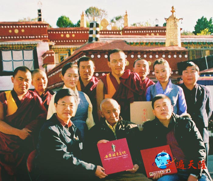 4 吉林冯绍杰先生（前排右）、摄影家朱正明（前排左）向拉萨关帝庙主持益西强巴赠送关帝文化画册.jpg