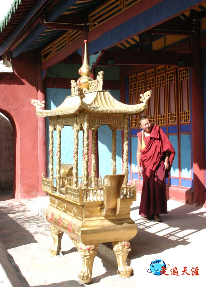 8 冯绍杰先生捐助的铜铸香炉，摆放在拉萨关帝庙大殿前（摄于2009年）.JPG