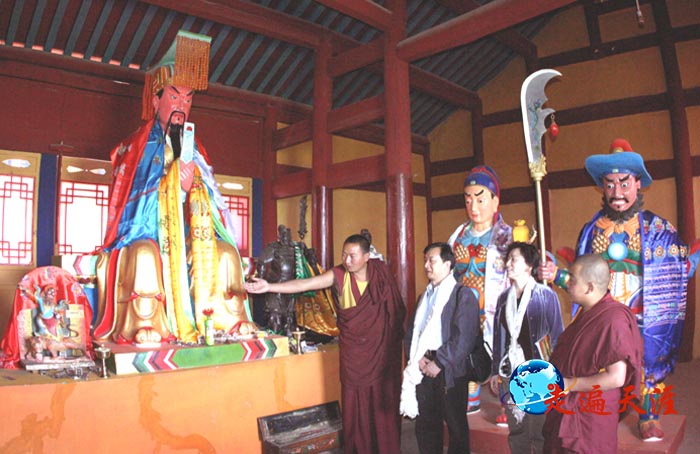 1 2009年的拉萨关帝庙大殿。右二为西藏自治区委统战部副部长张丽华,右三为湖北省海外联谊会常务副会长缪启明,.JPG