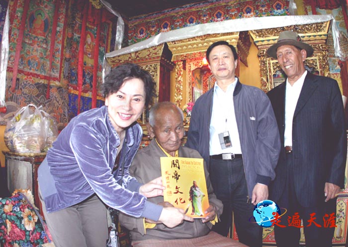 3 病榻上的拉萨关帝庙主持益西强巴，向西藏自治区统战部副部长张丽华赠送《关帝文化》专著.JPG