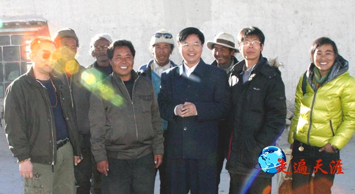 5 在岗嘎村走访珠穆朗玛关帝庙历史。左一美国纽约关帝庙冯德鑫主席,左四岗嘎镇达瓦次仁书记、右四朱正明先生、右二县委统战部唐武副部长、右一白玛卓玛姑娘.jpg