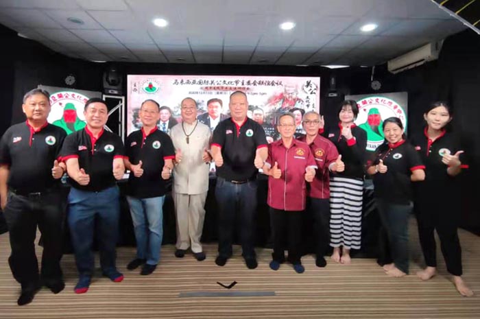 4 文化节组委会部分成员。左起:马来西亚关公文化推广中心执行长黄益敏,首席顾问吳家本,副会长许富鏢,新加坡道教法师联谊会总会长拿督李凯翔博士,推广中心主任孙艪华,马来西亚华人神庙总会长拿督张锦昌, 执行秘书纪静思,秘书长伍彩莹,副秘书何莉燕.jpg