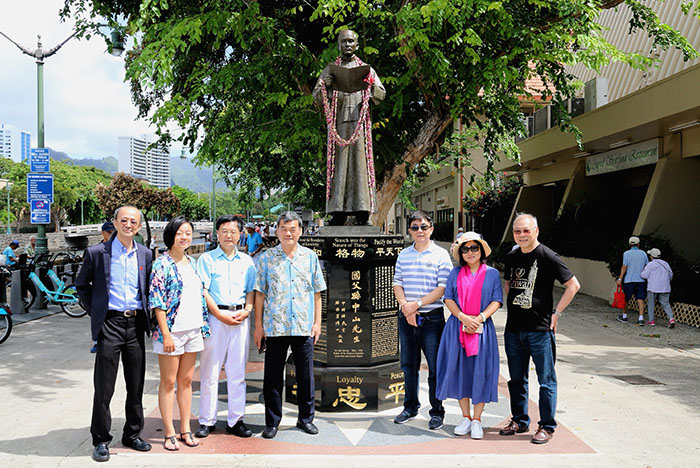 ③台灣東山大有食品集團公司董事長翁啟鏡(左四)、總經理翁育慈(左二)、中國大陸文化學者朱正明(左三)、台灣學者黎耀之(左一)、美國舊金山世界關氏宗親總會主席關鍵中(右一)等,在美國夏威夷孫中山銅像前.jpg