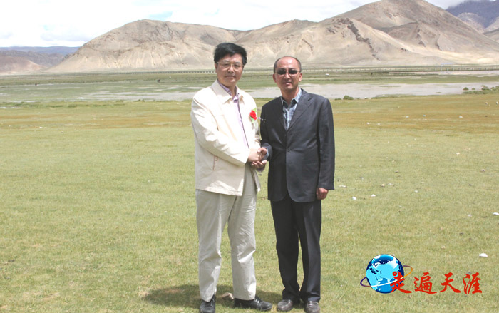 4 在珠穆朗玛自然保护区,朱正明与定日县县长王珅(右)紧紧握手.JPG