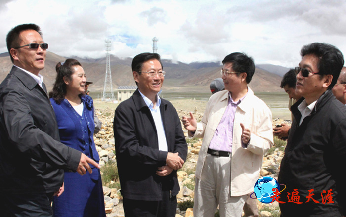 04 湖北省政协杨松主席(中)、西藏自治区政协副主席阿佩晋源(右)、日喀则行署专员张洪波(左)、沈阳德源集团崔玉晶董事长(左二)、湖北省委统战部海外中心主任朱正明(右二)在岗嘎山考察珠穆朗玛关帝庙遗址.JPG