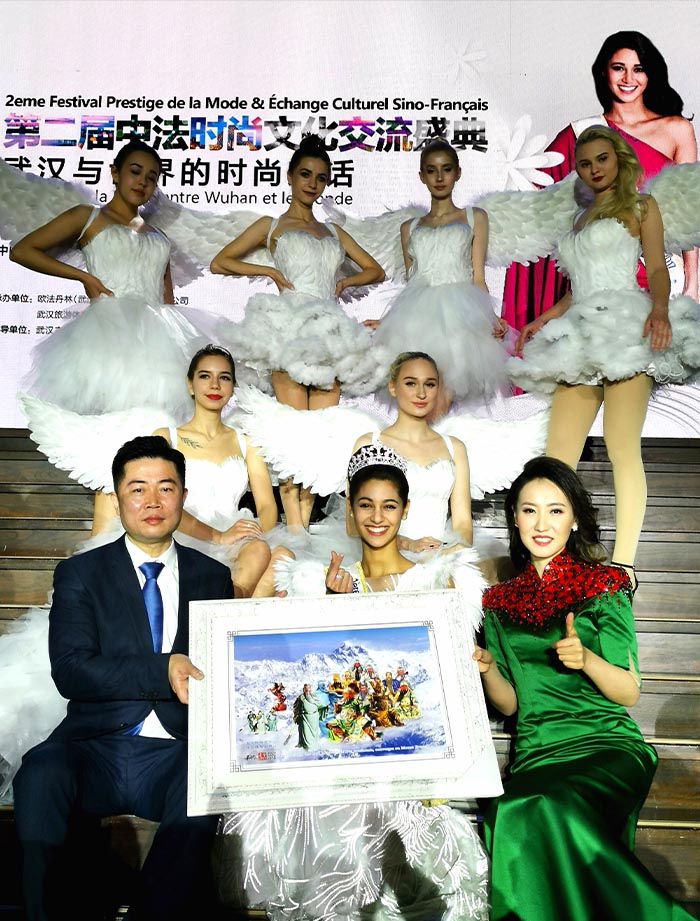 ①前排左起 法國亞裔協會創會會長林鵬、法國世界小姐Aurore Kichenin、山西衛視著名主持人張靚婧和法國時尚團隊展示中國攝影家朱正明作品《五洲中華關帝 匯聚世界屋脊》,祝福2021的中國和世界和平吉祥.jpg