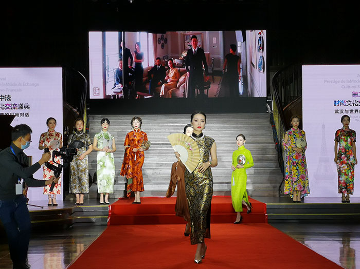 ⑥武漢旗袍秀,秀出了英雄城市疫情過後的灑脫自信.jpg