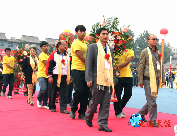 2 定日县考察团在河南洛阳关林献花篮,右一为定日县县长王珅.jpg