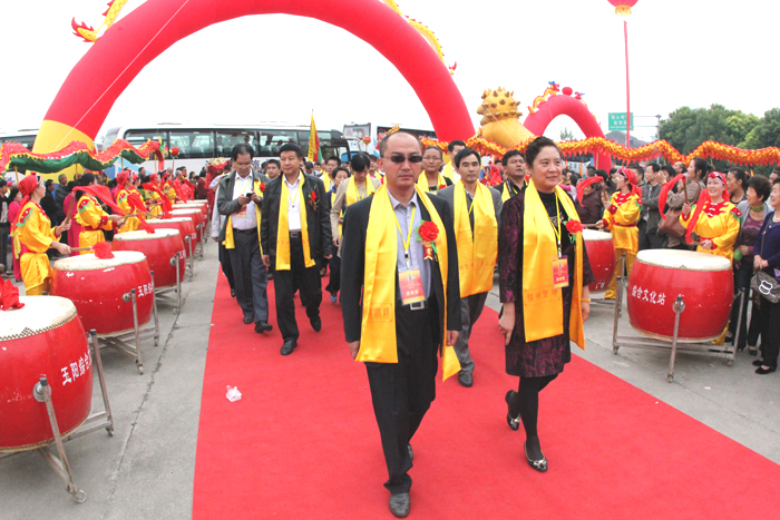 3 定日县参访团在湖北当阳关公文化节,左为王珅县长,右为崔玉晶董事长.JPG