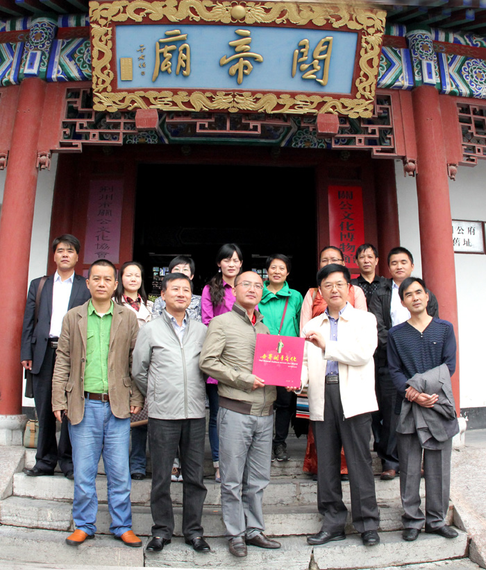 5 在长江北岸的荆州古城关帝庙,湖北省委统战部海外中心主任朱正明(右二)向定日县县长王珅(中)赠送《世界关帝文化》专著.JPG