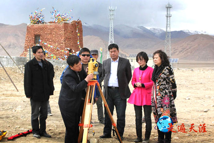 1 沈阳德源集团董事长崔玉晶(右一)、定日县委宣传部长何贤江(左一),县委宣传部干部沈洁(右二)、沈阳春辰公司董事长李春福(右三)等在定日县岗嘎山头实地测量.JPG