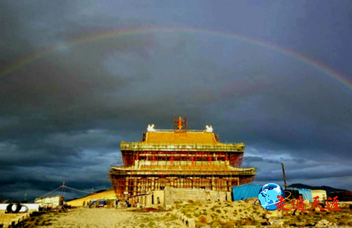 04 2016年9月,大殿金顶吊装圆满,世界屋脊升腾起绚丽彩虹.jpg