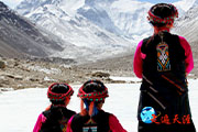 078  仰望珠峰：藏族姑娘在珠穆朗玛冰川展